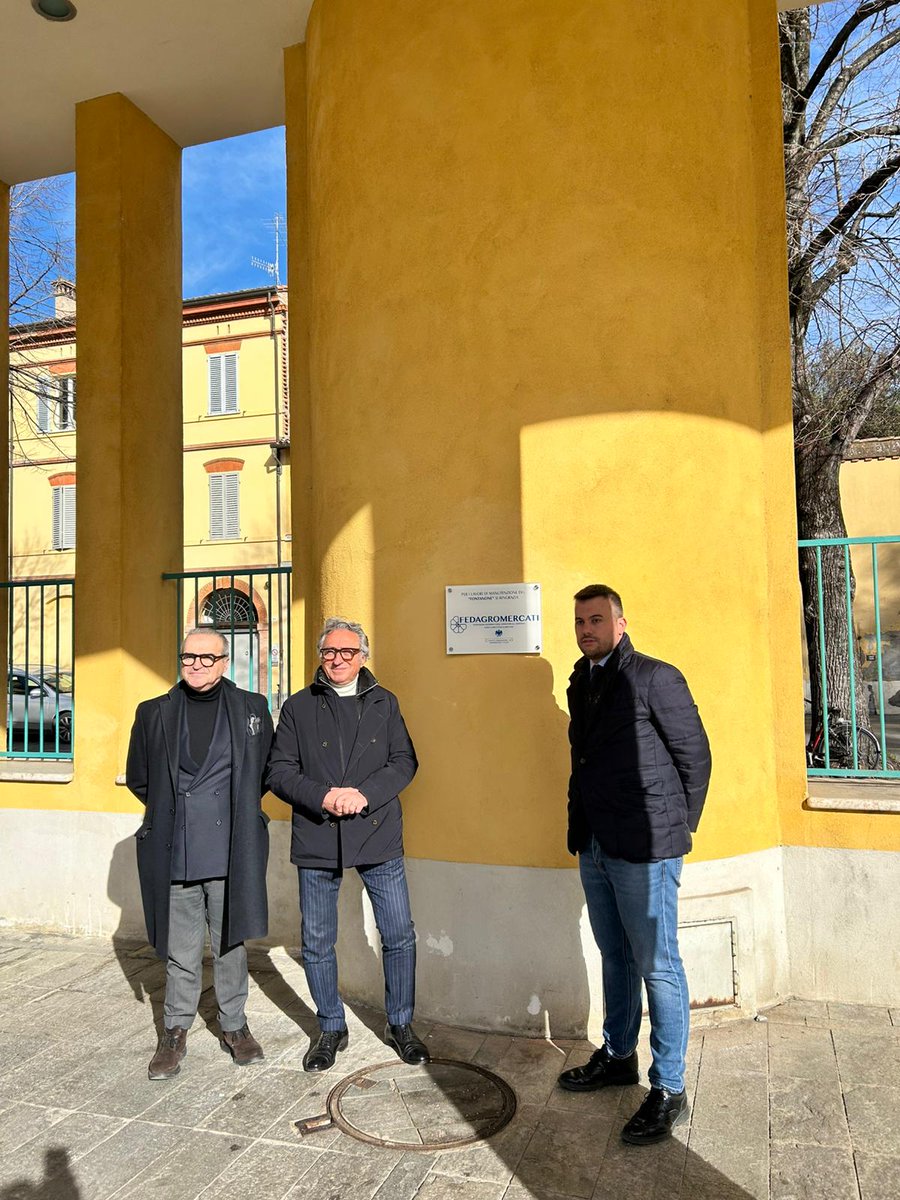 Mercoledì il Presidente Valentino #DiPisa ha partecipato all'inaugurazione della targa di #Fedagro per il contributo a sostegno della riqualificazione del portale d’ingresso del Mercato Ortofrutticolo di Imola insieme al sindaco, Marco Panieri, e l’Assessore Pierangelo Raffini