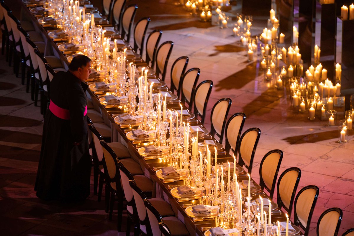 COMPANY EVENTS Seated for dinner. We design to your brief, research, budget plan and coordinate.
You relax, host and cement important relationships. Cosy and warm, crisp white and on brand, gloriously floral or formal to a tee.