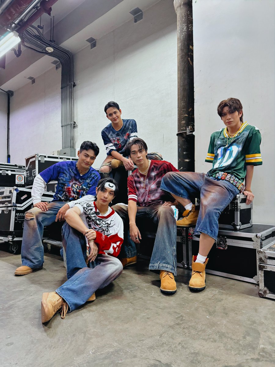 bgyo_ph's tweet photo. #BGYO | Group Photo

Serving you that 3D energy during #ASAP30 🔥 February na pero di lang love ang in the air—ACEnergy din! 🫶✨

Fancam dropping in 3...

BGYO FEBABALIK ASAP https://t.co/3SquLeAtab
