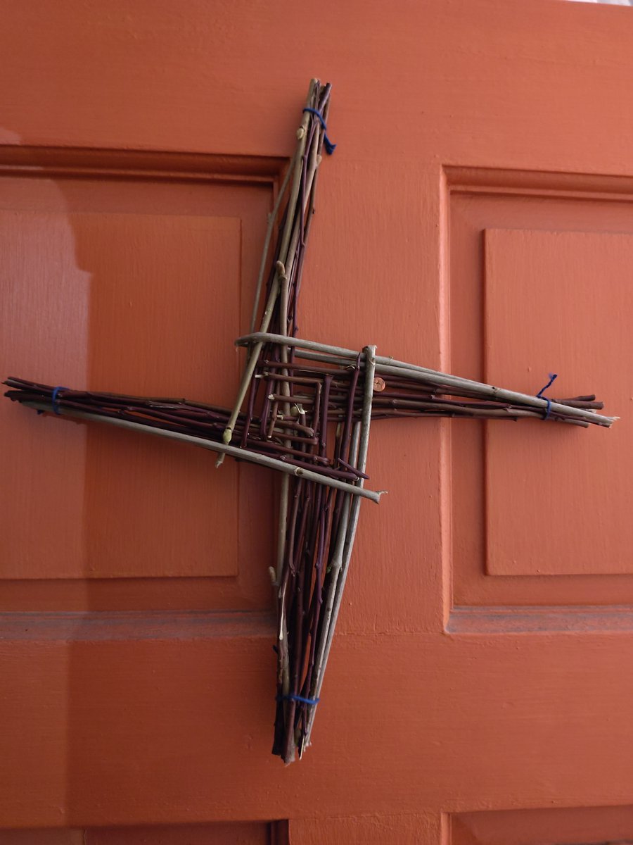 Made a Brigid's Cross to welcome the spring...
(very bloody fiddly!)