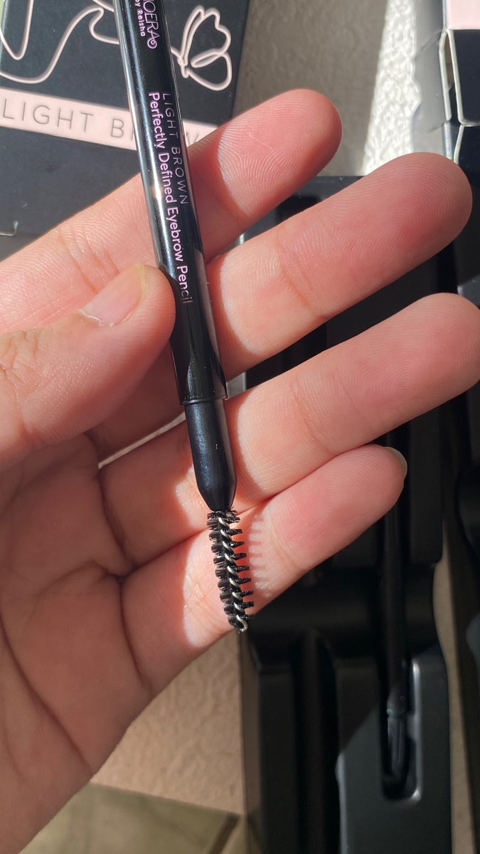 sekedareview's tweet photo. udah ada spoolie brushnya jugak…? 🥹 bener" praktis banget pake ini aslii, ujung pencilnya segitiga, buat tingginya tinggal diputer aja buat nyesuain, pencilnya creamyyy dipakenya enakk ga perlu effort banget nekannya juga udah keluar warnanya 😽🫶🏻 
https://t.co/UVYthAPZwG https://t.co/I9KGL6qD0x