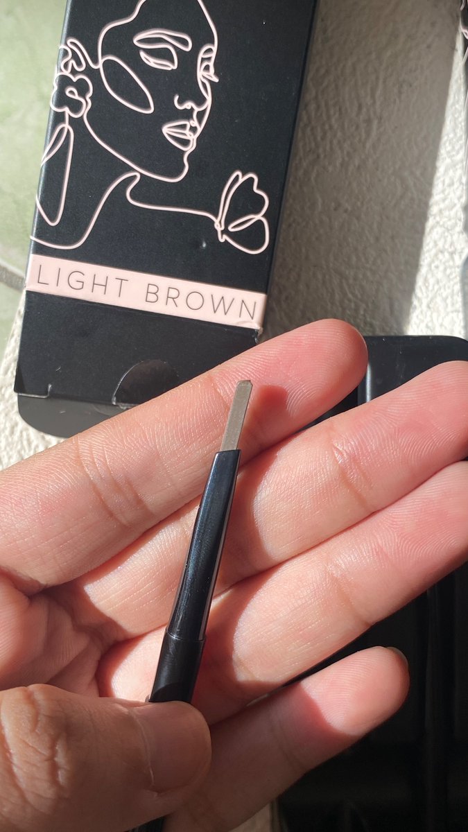 sekedareview's tweet photo. udah ada spoolie brushnya jugak…? 🥹 bener" praktis banget pake ini aslii, ujung pencilnya segitiga, buat tingginya tinggal diputer aja buat nyesuain, pencilnya creamyyy dipakenya enakk ga perlu effort banget nekannya juga udah keluar warnanya 😽🫶🏻 
https://t.co/UVYthAPZwG https://t.co/I9KGL6qD0x