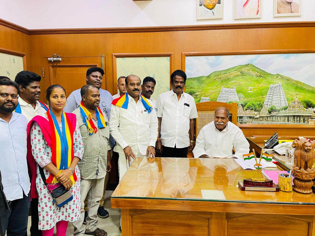 SivakumarState's tweet photo. மாண்புமிகு புதுச்சேரி முதல்வர் திரு,என். ரங்கசாமி அவர்களை மரியாதை நிமித்தமாக  அவர்கள் சந்தித்தேன்.... https://t.co/flT3FAkkDp