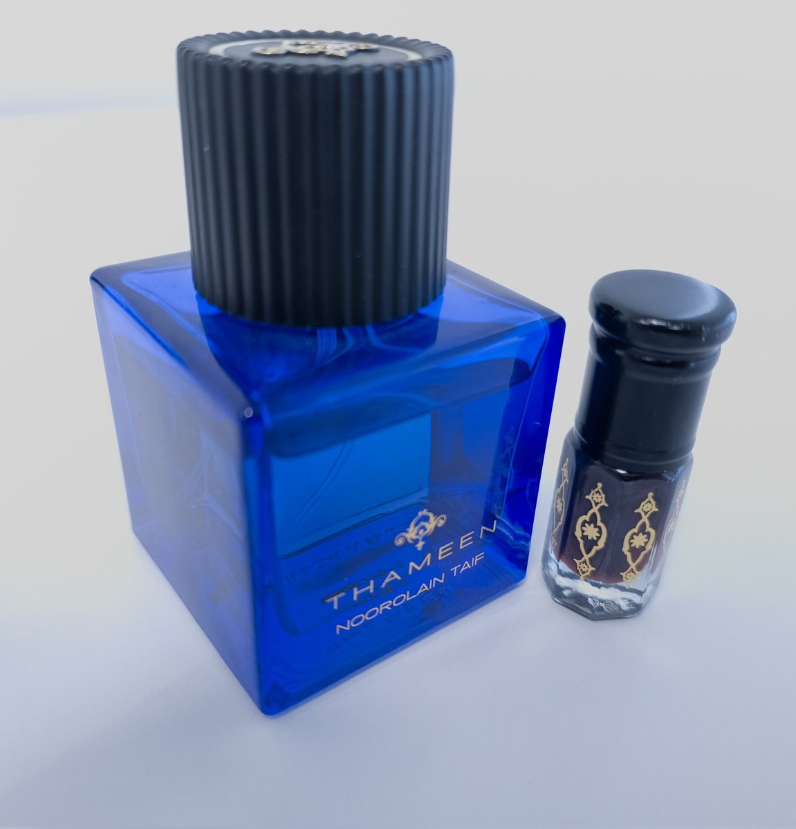 لست مع التشبيهات ابدا ، استمتع بأجواء العطر مهما كان
كان رفيقي لليوم مع مسحات عالعقال دهن بنغالي مميز من سُكة العود

هل تتفقون أنه على اجواء رويال عود ؟ من الأجمل ؟ 

كلاهما جميل في نظري وكلاهما منفرد بطريقة ما ..

#رابطة_عشاق_العطور