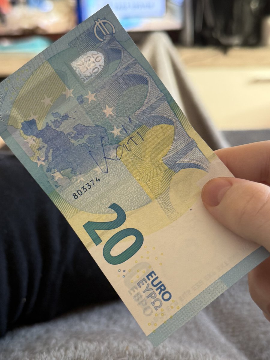QueenOf_Hell25's tweet photo. Jemand hier der so heißt? Oder den geschrieben hat? 😂

#Geld https://t.co/IcnD55eN2Z