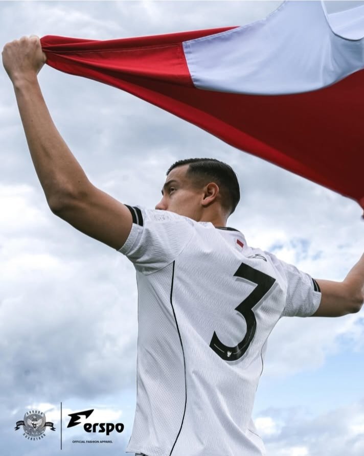 SnowBall4831's tweet photo. Official :
Erspo rilis Jersey Away Timnas Indonesia 🔥🔥🔥
Komentarnya fans?

📸 IG Erspo https://t.co/LwBvaPKMns