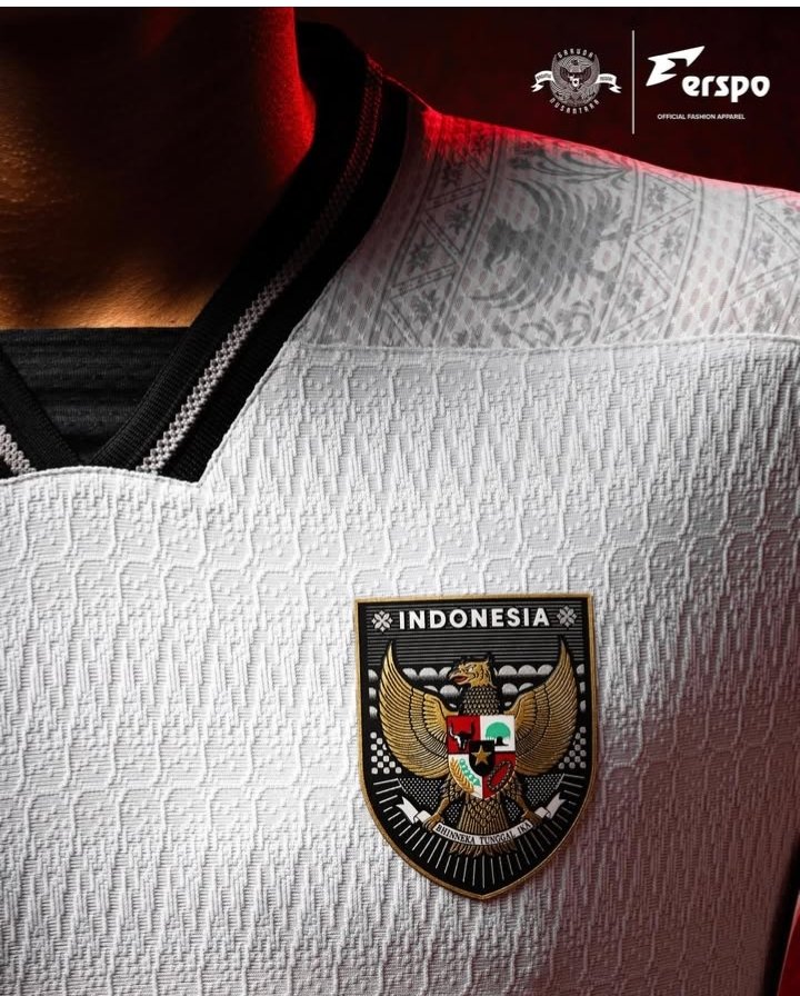 SnowBall4831's tweet photo. Official :
Erspo rilis Jersey Away Timnas Indonesia 🔥🔥🔥
Komentarnya fans?

📸 IG Erspo https://t.co/LwBvaPKMns