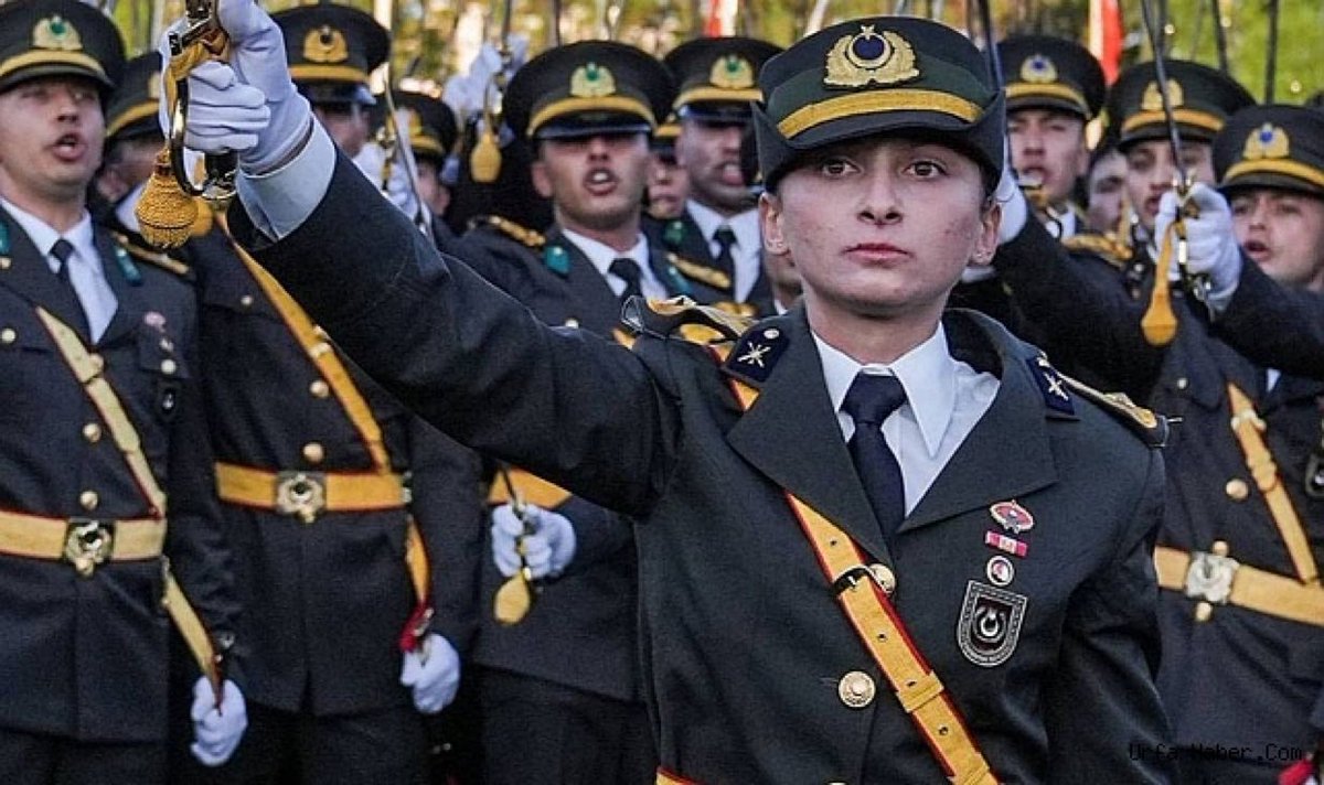 Günlerdir TV’lerde Ordu'dan atılan teğmenler mevzusu konuşulup tartışılıyor.

Bir kişide çıkıp; “Ulan ALLAH'sız kitapsızlar! Madem bu konu bu kadar zorunuza gitti. Malum zihniyet muktedir olduğunda yüzlerce Albay Yarbay, Astsubay’lar, üst düzey askerler sırf annesi başörtülü diye