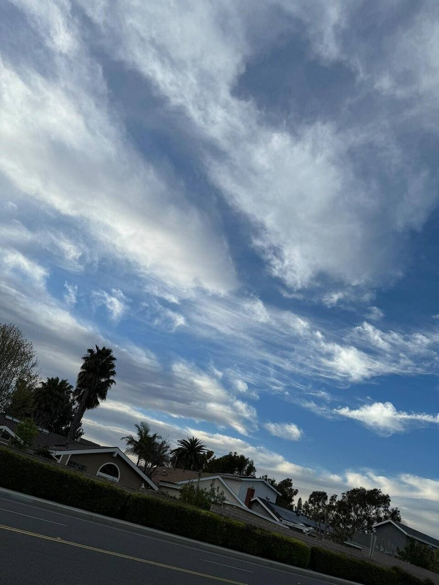 The sky is blue and white, and the sky is clear. Such a leisurely time is really enjoyable.