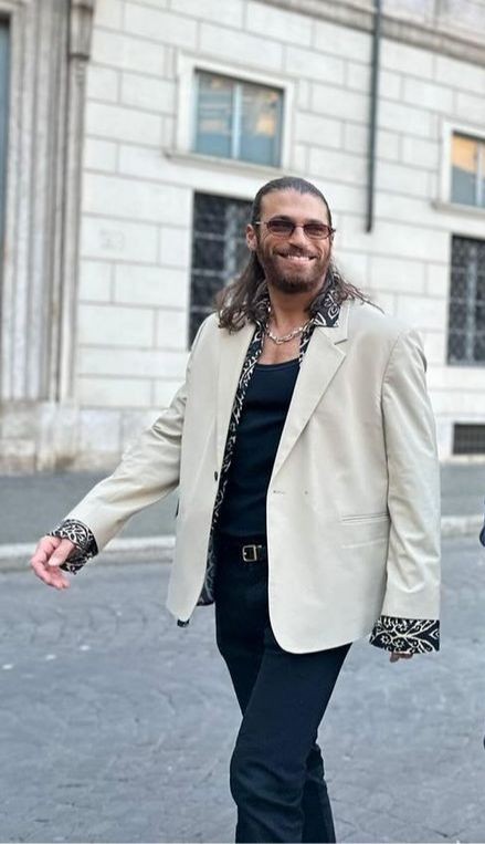 ‌
نوشته بود:
«هیچوقت دیر نیست،
فقط بعضی وقت‌ها دیگه ارزششو نداره.»
I vote for #CanYaman from Turkey for The 100 Most Handsome Faces of 2025  <a href="/tccandler/">TC Candler</a>
#100faces2025  #tccandler