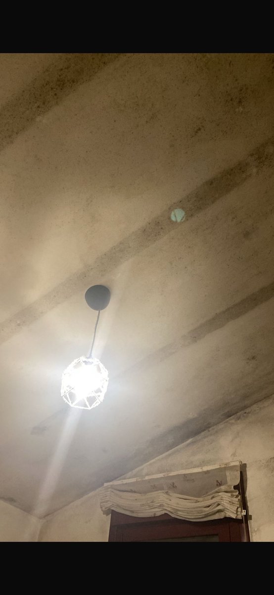 Claudia___rc's tweet photo. Estoy hasta los mismísimos.
¿Algún profesional que me pueda decir qué es esto?
Casa de protección oficial de Vipasa, llevo dando la turra no sé ni cuánto para que vengan a ver esto y lo arreglen de una vez.
Me contestan y me dicen que es condensación, que lo tengo que arreglar yo https://t.co/Myps4KYd6Z