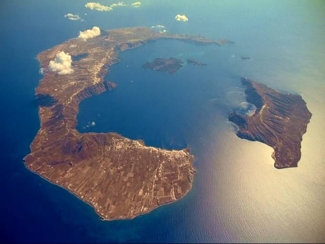Grèce 🇬🇷 - Σαντορίνη

🔸 Nous sommes pas mal à connaître Santorin via le tourisme, aujourd'hui, nous allons faire la connaissance avec son complexe volcanique qui fait parler de lui ces dernières 48h.

Thread 🔽🔽🔽🔽