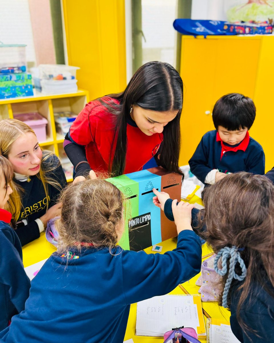Los alumnos de 4º ESO han impartido un taller sobre gestión de residuos y reciclaje a las clases de 1º y 2º de primaria como parte de su asignatura de Proyecto ♻️🌍. Una actividad para concienciar, aprender y trabajar juntos por un planeta más limpio y sostenible 🌱💚.