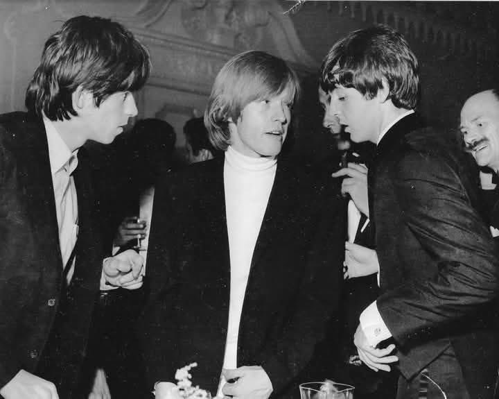 atlantisradiox's tweet photo. Paul McCartney with Keith Richards and Brian Jones at the London, Piccadilly Circus, Pavillon Theatre, July 6, 1964. https://t.co/kt7E9wQJsP
