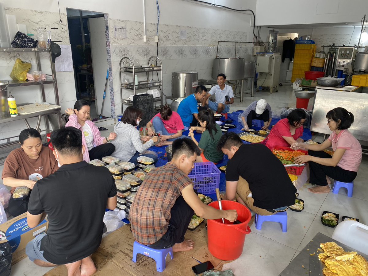 Con năm nay 35 tuổi, hiện đang làm quản lý 1 team sales mảng bán lẻ cho NH nước ngoài sau quá trình dài phấn đấu, quê Lagi Bình Thuận, thu nhập hàng tháng dao động 50-60 triệu.
Thú thật, con đã luôn dõi theo Dượng từ những đầu sách Cafe cùng Tony, Trên Đường