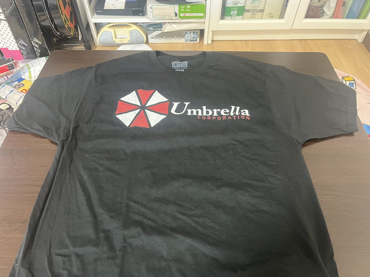 アンブレラ社のＴシャツを手に入れたお。
これであたいもアンブレラコーポレーションの一員！
なんかまいにちにっきをかかないといけないらしくてさいごのことばばばば……かゆい…うま…。
#バイオハザード
#アンブレラ