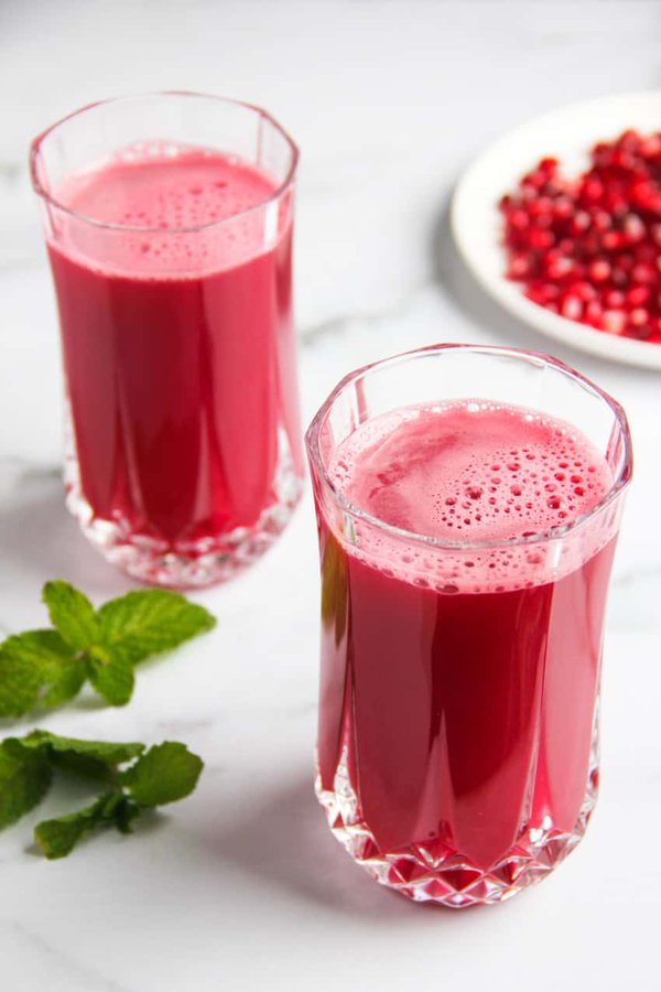 MindBodyIsLife's tweet photo. 6) Jugo de granada  

El jugo de granada es rico en antioxidantes que mejoran el flujo sanguíneo, aumentan la producción de testosterona y mejoran el estado de ánimo.  

El consumo diario de jugo de granada contribuye al aumento de los niveles de testosterona tanto en hombres como en mujeres.