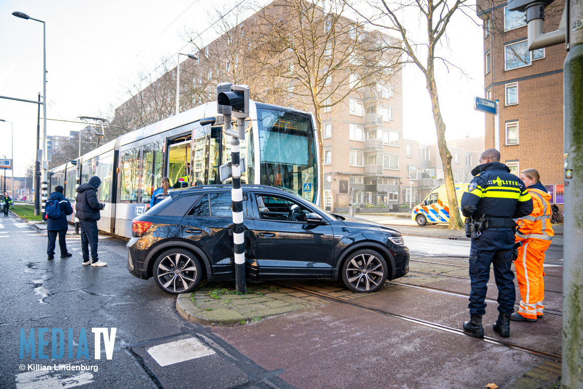 Aanrijding tussen auto en tram in Rotterdam