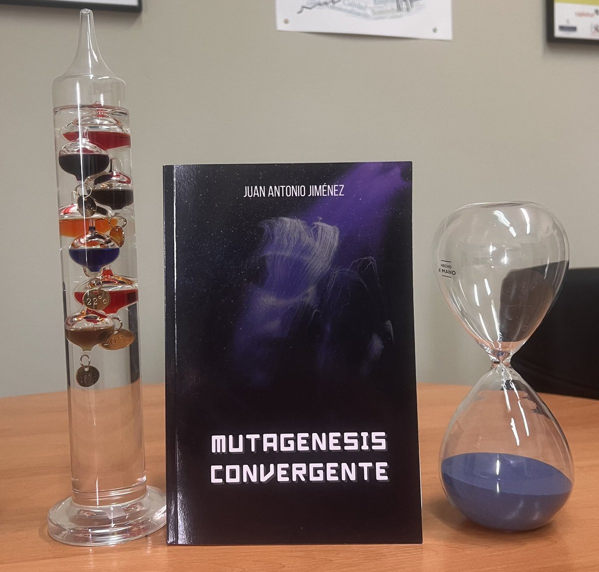 Lo mejor de este lunes ha sido llegar al despacho y encontrarme una prometedora novela de ciencia ficción, autopublicada por su autor 🙂