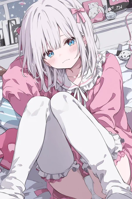 なにかを見られて恥ずかしがる銀ボブちゃん 