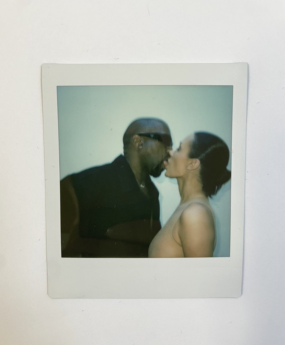 JeanAmourMusk's tweet image. #Yeahmon! Clearing both sides of the aisle🍹to get that 🤑 flow nailed is definitely something OG! 
#KanyeWest being Kanye West. Shout out @kanyewest