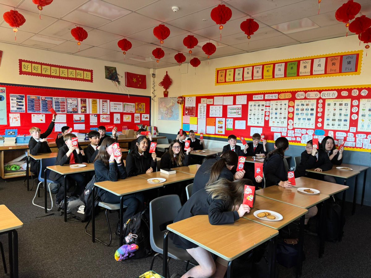 MCHSModLang's tweet photo. Lots of different activities to celebrate Chinese New Year! Pupils enjoyed Chinese paper cutting, made their own red envelopes filled with Chinese sweets and biscuits and came at lunch to watch the Chinese New Year Gala show and ate Chinese Snacks 🇨🇳🐍 https://t.co/DzWufTjBjr