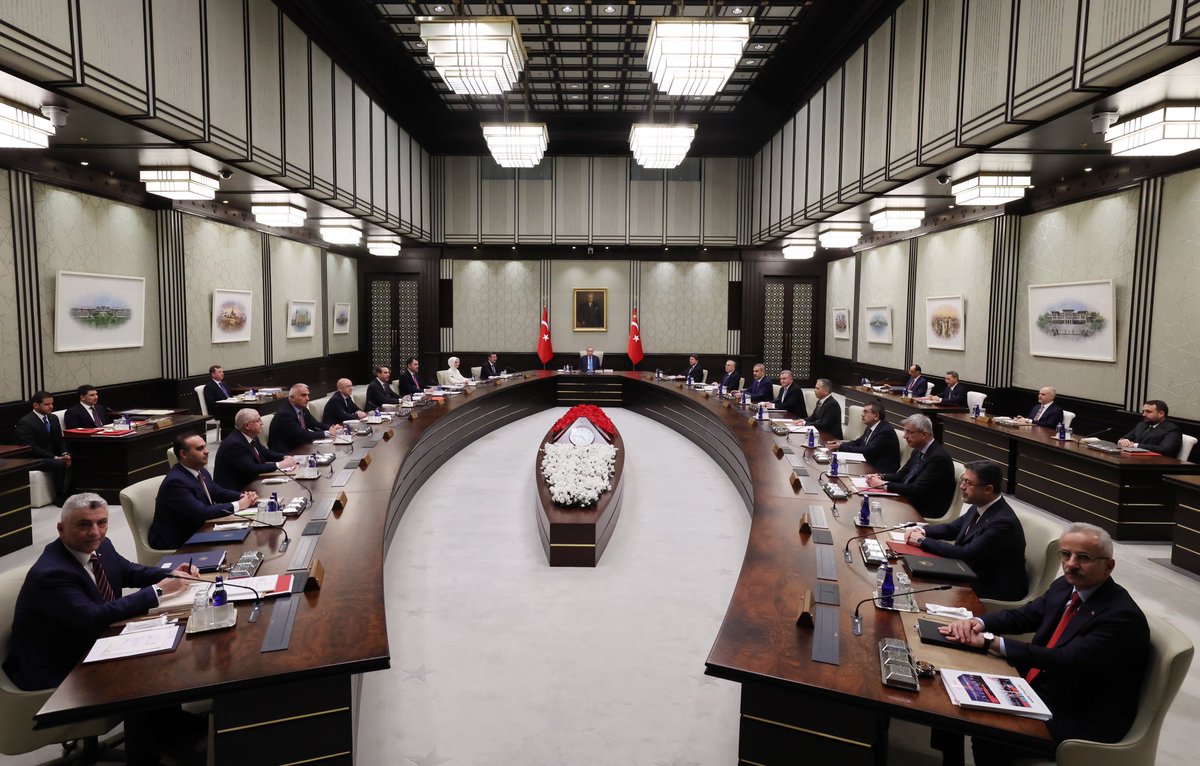 Cumhurbaşkanlığı Kabinesi, Cumhurbaşkanımız <a href="/RTErdogan/">Recep Tayyip Erdoğan</a>’ın başkanlığında Cumhurbaşkanlığı Külliyesinde toplandı.

Kader mahkumları için 

Önce Bataklığı Kurutun 🇹🇷🕊️