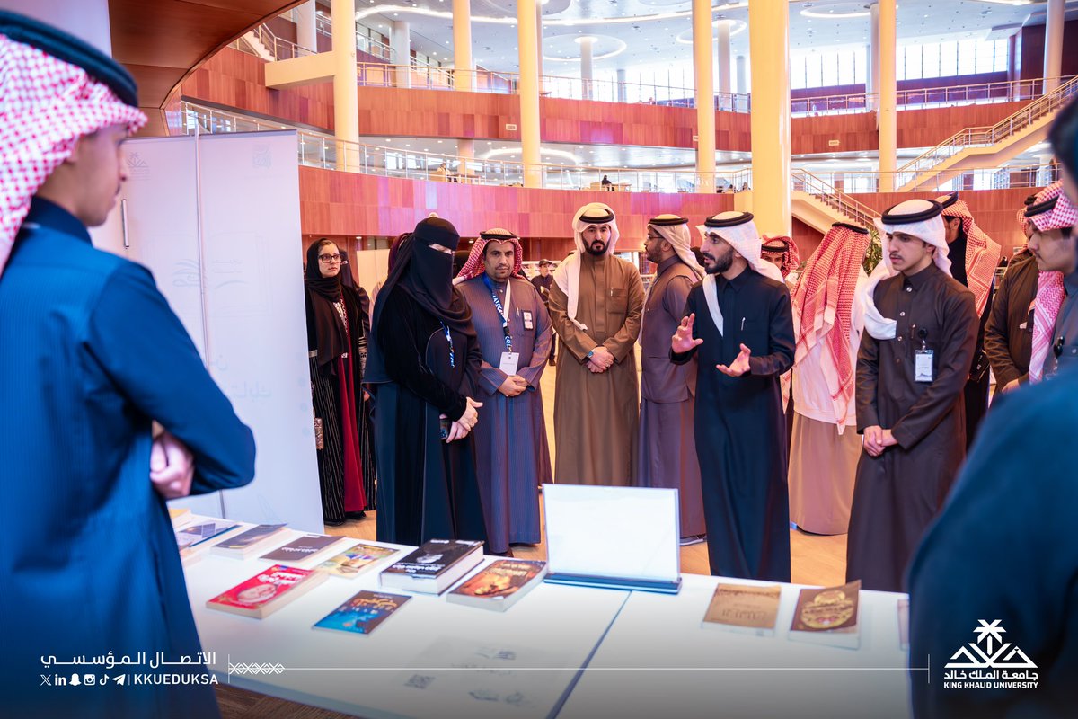 kkueduksa's tweet image. دشّن عميد عمادة شؤون الطلاب بـ #جامعة_الملك_خالد د.علي بن مسفر القحطاني، صباح اليوم، معرض الكتاب والفنون للأندية الطلابية، وذلك بالمكتبة المركزية بالمدينة الجامعية بالفرعاء، بحضور جمع من طلاب وطالبات كليات الجامعة..