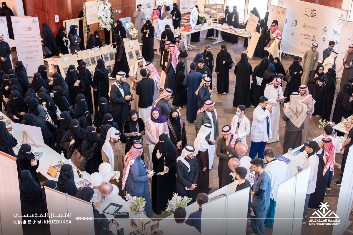 kkueduksa's tweet image. دشّن عميد عمادة شؤون الطلاب بـ #جامعة_الملك_خالد د.علي بن مسفر القحطاني، صباح اليوم، معرض الكتاب والفنون للأندية الطلابية، وذلك بالمكتبة المركزية بالمدينة الجامعية بالفرعاء، بحضور جمع من طلاب وطالبات كليات الجامعة..