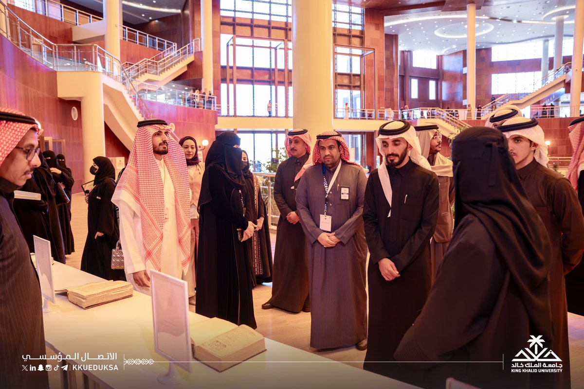 kkueduksa's tweet image. دشّن عميد عمادة شؤون الطلاب بـ #جامعة_الملك_خالد د.علي بن مسفر القحطاني، صباح اليوم، معرض الكتاب والفنون للأندية الطلابية، وذلك بالمكتبة المركزية بالمدينة الجامعية بالفرعاء، بحضور جمع من طلاب وطالبات كليات الجامعة..
