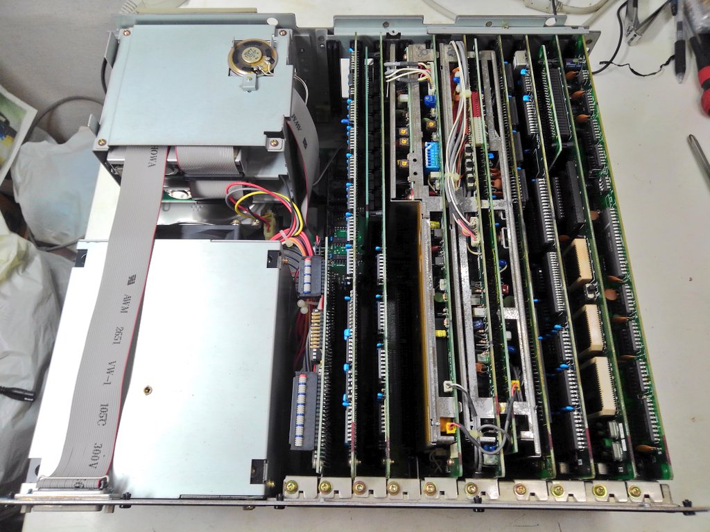 toshitada1973's tweet photo. SMC-3000Gを観察。背面は充実のコネクタ類、拡張スロットがいっぱいあると思いきや、中身はミルフィーユみたいになってるよ。画像が少ない機種なので、いろいろあげていきます。続く。#SMC3000G https://t.co/OwANFwW2s4