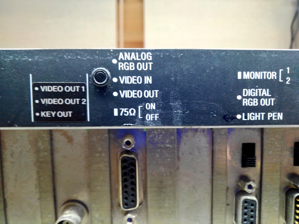 toshitada1973's tweet photo. SMC-3000Gを観察。背面は充実のコネクタ類、拡張スロットがいっぱいあると思いきや、中身はミルフィーユみたいになってるよ。画像が少ない機種なので、いろいろあげていきます。続く。#SMC3000G https://t.co/OwANFwW2s4