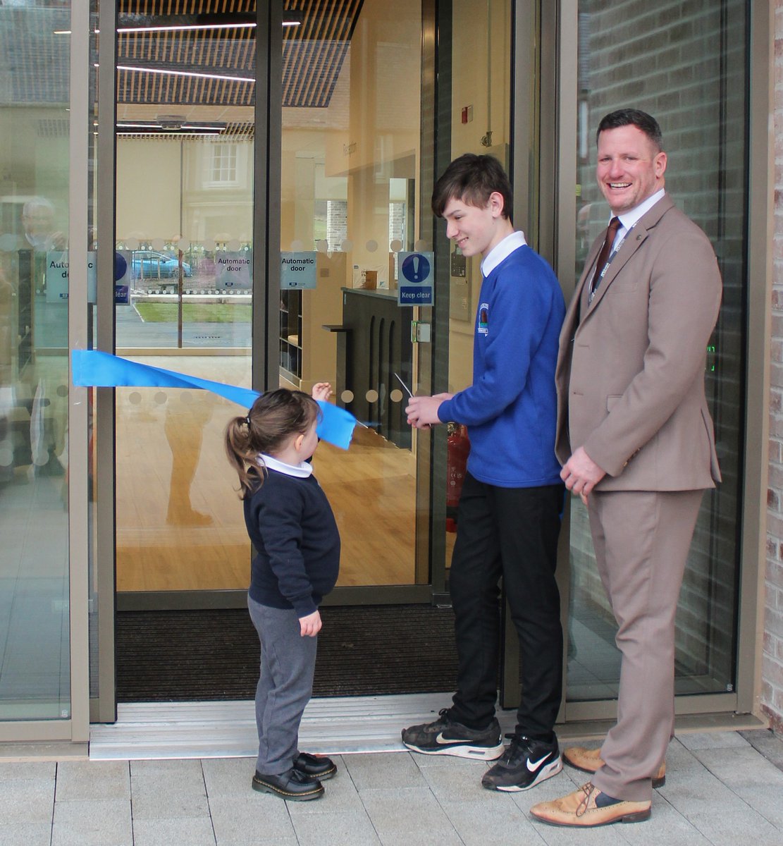 scotborders's tweet image. #Earlston Primary School pupils started the week in their new school.  
P7 Max, P1 Rudi with Piper Nell, S3 Earlston HS and HT Kevin Wilson welcomed Local Community Councillors and Councillors into the new school. 
An official opening will take place in March. #education