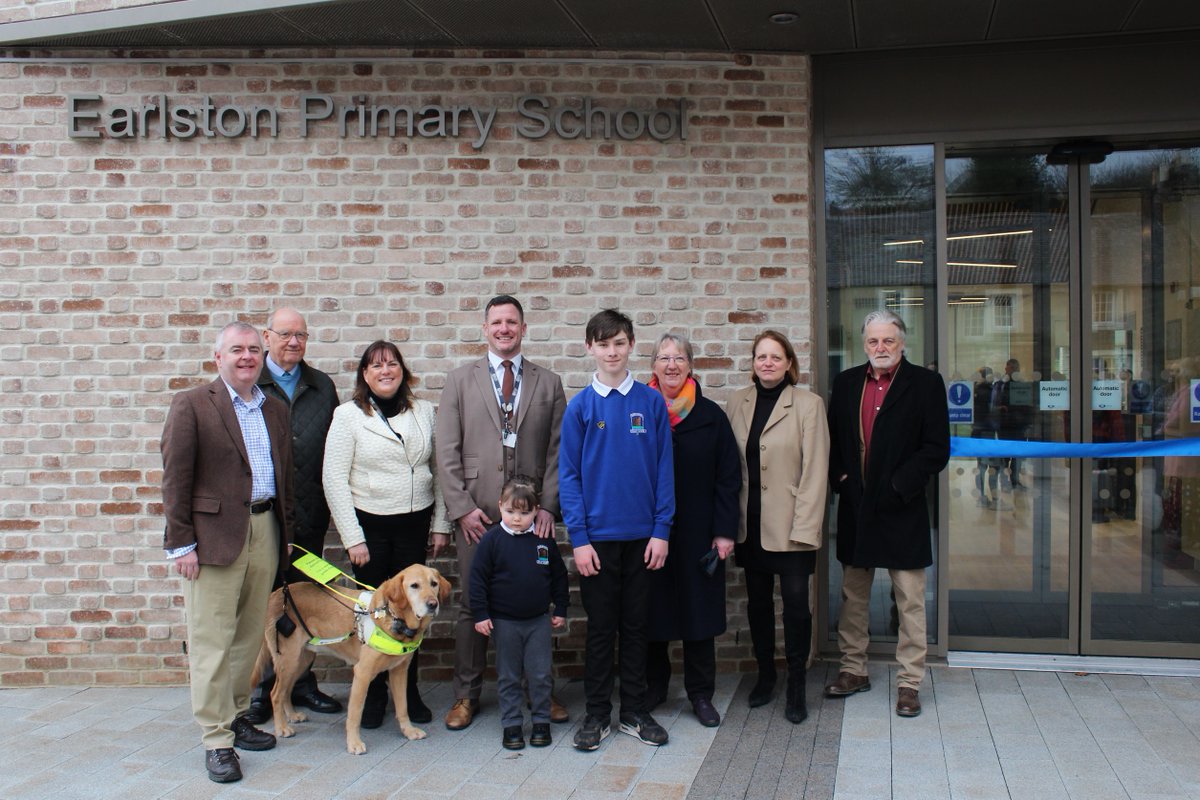 scotborders's tweet image. #Earlston Primary School pupils started the week in their new school.  
P7 Max, P1 Rudi with Piper Nell, S3 Earlston HS and HT Kevin Wilson welcomed Local Community Councillors and Councillors into the new school. 
An official opening will take place in March. #education