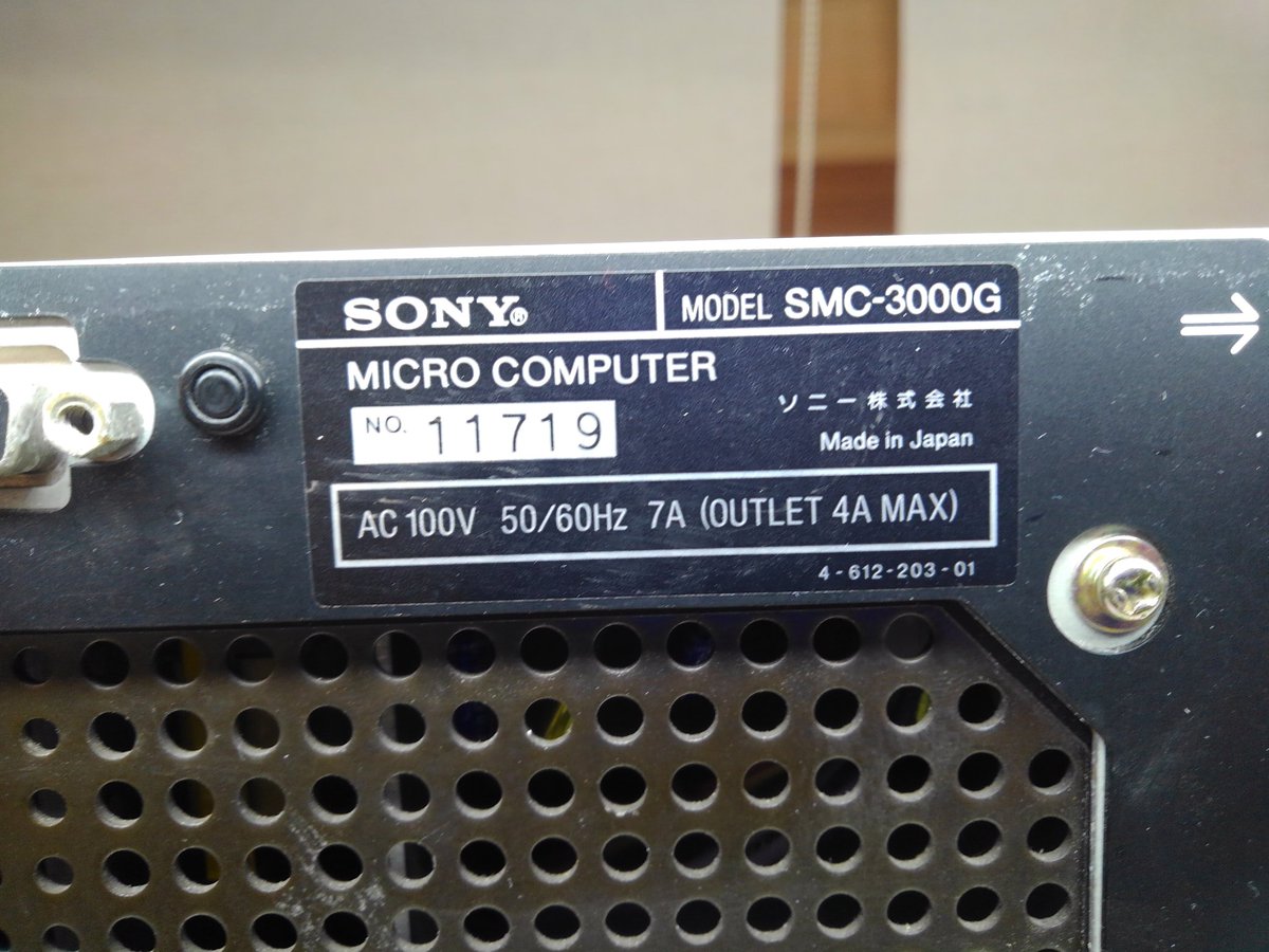 toshitada1973's tweet photo. SMC-3000Gを観察。背面は充実のコネクタ類、拡張スロットがいっぱいあると思いきや、中身はミルフィーユみたいになってるよ。画像が少ない機種なので、いろいろあげていきます。続く。#SMC3000G https://t.co/OwANFwW2s4