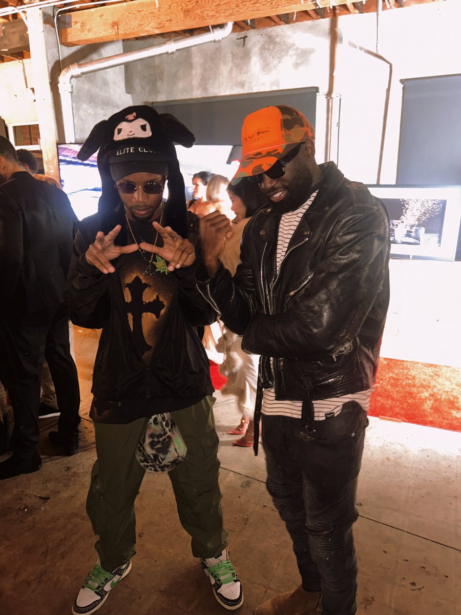 🔥 1331 Recordz Creative Director Scoota spotted vibing with Jordan, CEO of Something Dope For The People 🎤

🤝 Big moves in the making! 🚀✨

#Grammys #1331Recordz #Miami