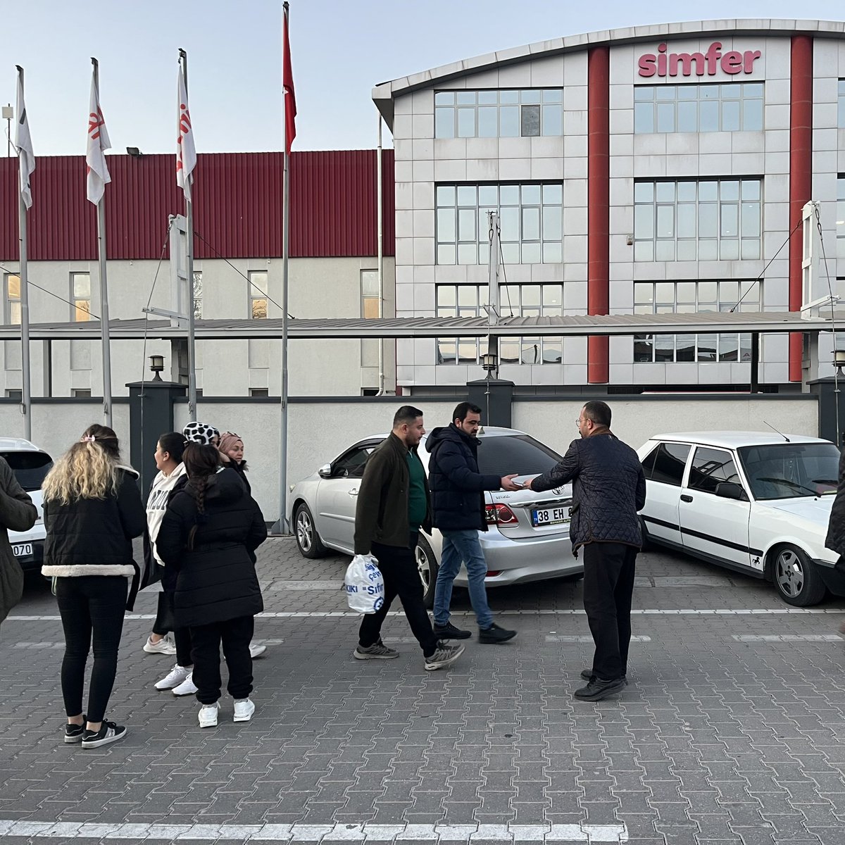 KayseriEmep's tweet photo. SERSİM İŞÇİLERİ, EVRENSEL GAZETESİ'NE YAZDI:
📢AİLE OLUP OLMADIĞIMIZI ŞUBAT ZAMMINDA GÖRECEĞİZ!
#kayseri #organize #sersim https://t.co/ewKr5GJ9U3