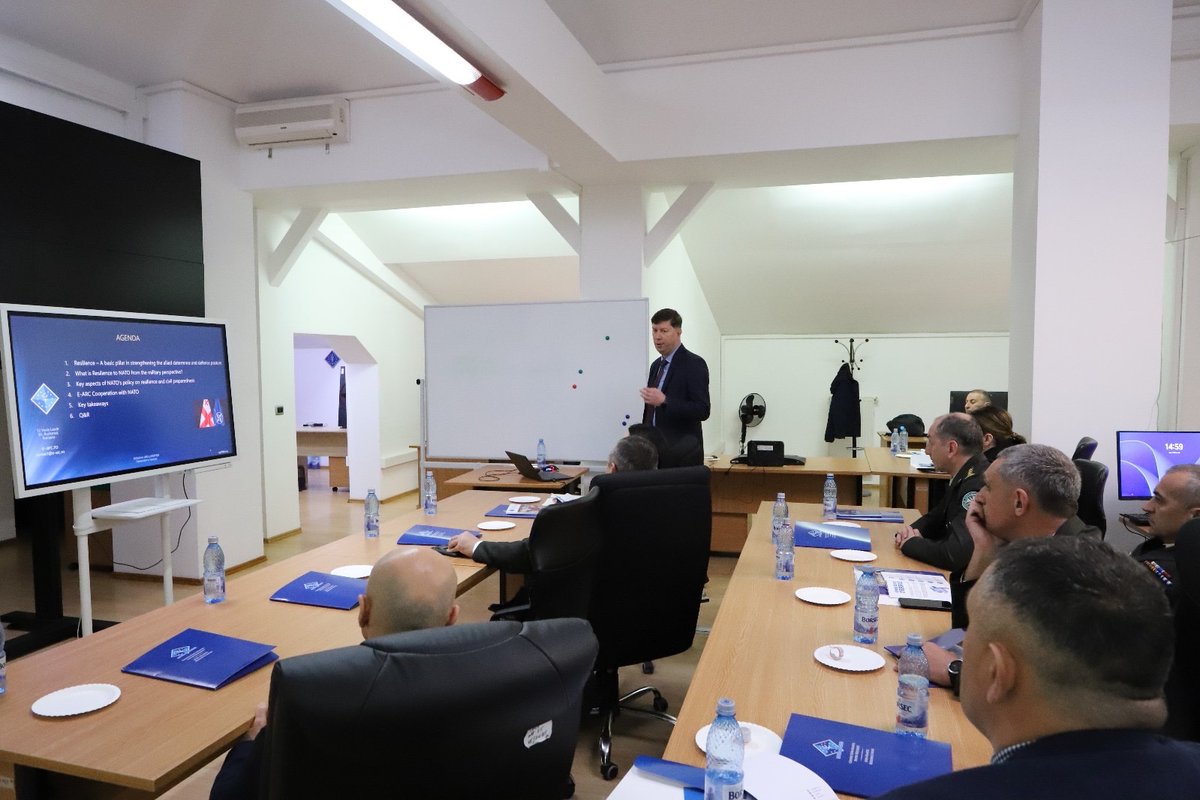 A delegation of staff and trainees of the Defence Institution Building School from Tbilisi has paid us a visit today. Our experts used this opportunity to discuss institutional resilience, civil protection and critical infrastructure protection, as seen by NATO and the EU.