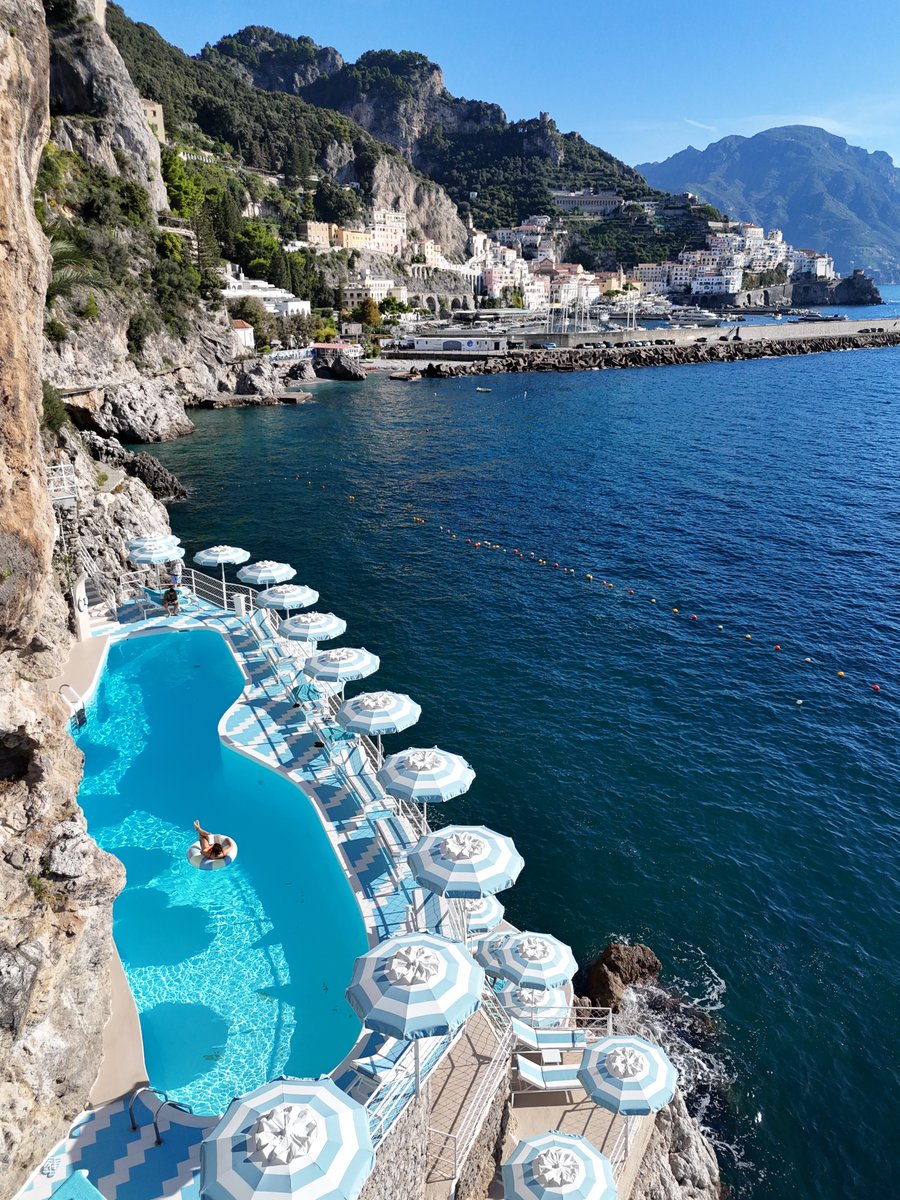 Una delle piscine più belle del Mondo ad #Amalfi 

#campaniadavivere