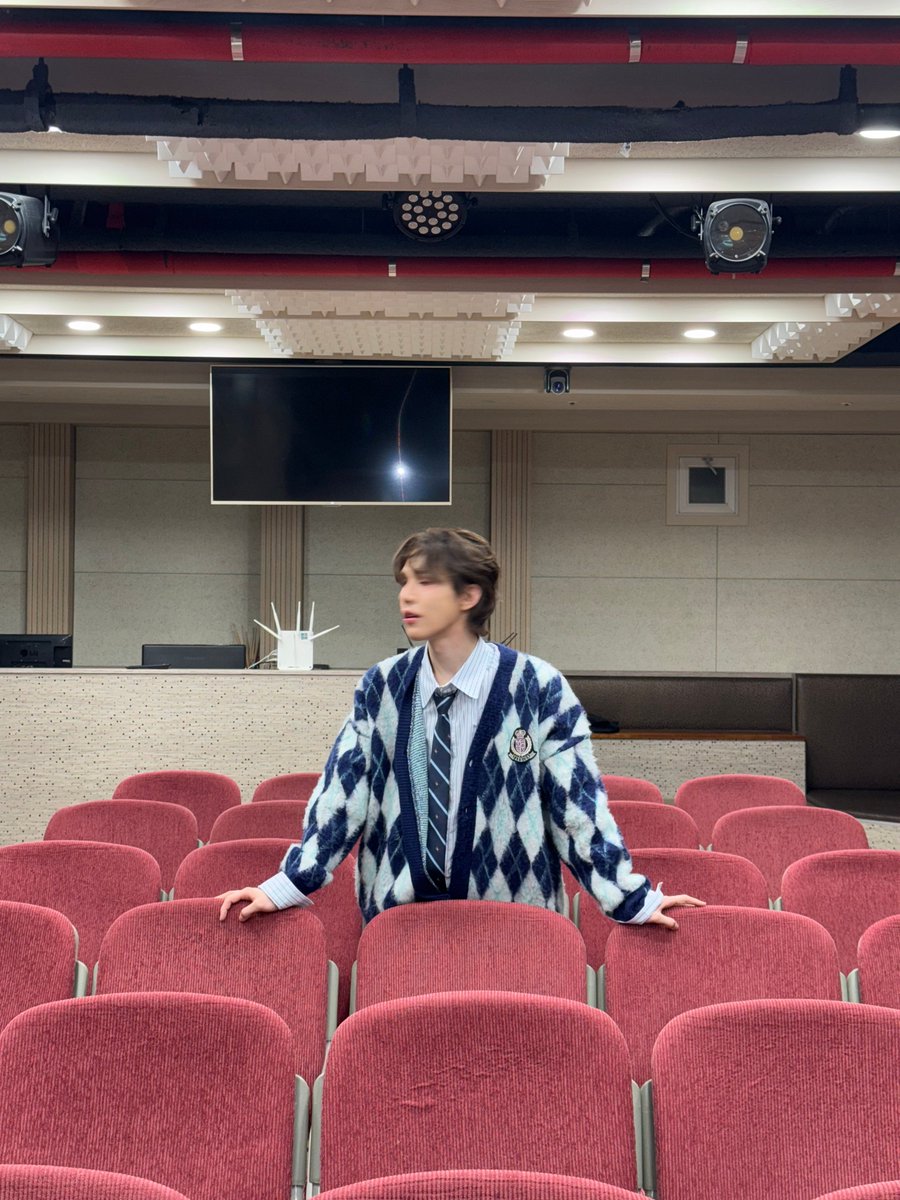 xlovglobal's tweet photo. 250203 — b.stage 💭

"🐇!"

#XLOV #엑스러브 #WUMUTI #우무티 https://t.co/pfID2CtSeF