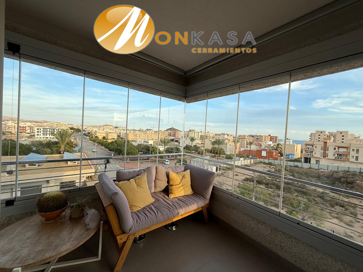 🌟 ¡Empezamos la semana con las pilas cargadas! 💪🏽✨ Esta instalación de cortina de cristal de <a href="/MONKASACERRA/">MONKASA CERRAMIENTOS</a>  transforma cualquier espacio, ofreciendo aislamiento máximo, confort y descanso. 🛋️🌿

Con nosotros, tu estancia se vuelve más agradable y acogedora.