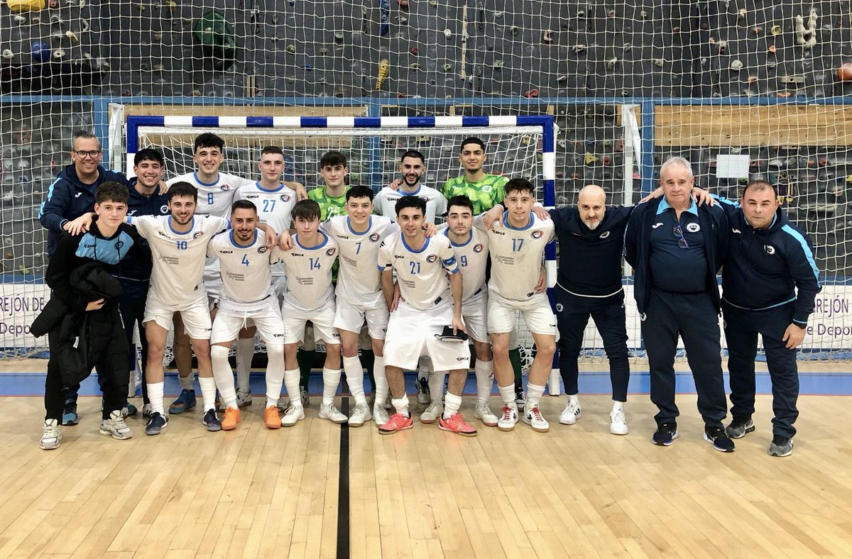 Iniciamos la semana con la victoria del 2ªB, con 3 puntos los lunes son menos lunes.

Cuando un equipo siente, compite y se une como uno solo, pasan cosas grandes. Orgullosos de este grupo de jugadores y cuerpo técnico, su trabajo y compromiso.

TODOS JUNTOS a por el objetivo 🎯