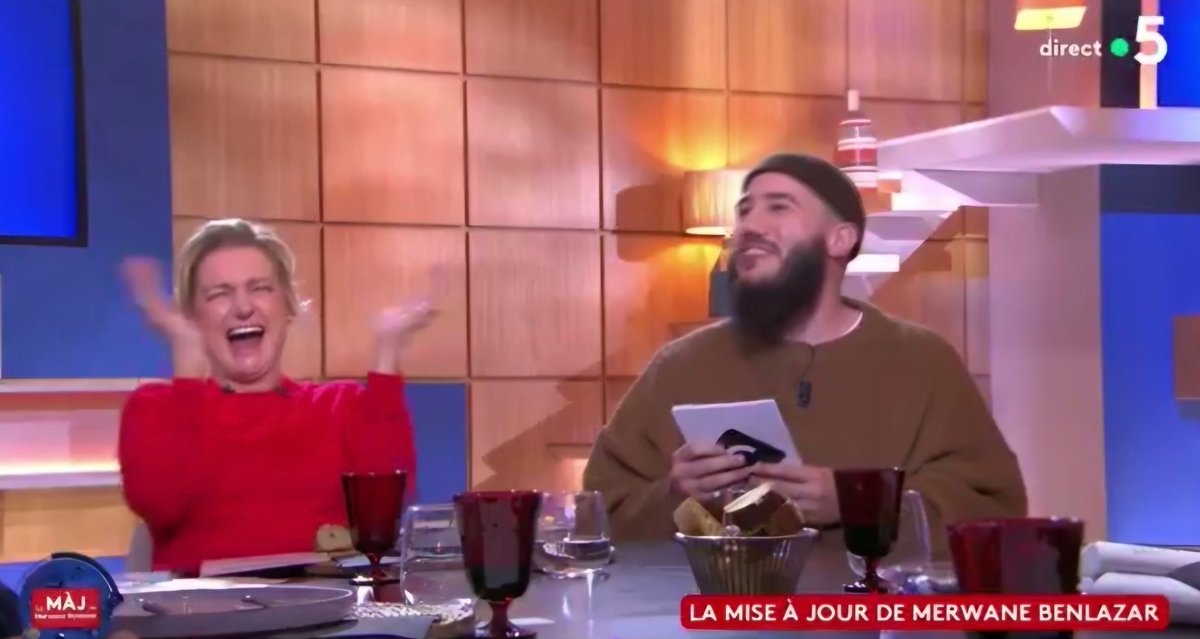 LaurentObertone's tweet photo. Le plus joli dans la séquence Benlazar, c'est l'enthousiasme de "l'animatrice". Tellement soucieuse d'exhiber sa bienveillance qu'elle exulte à la moindre vanne pourrie comme des parents devant bébé qui fait son premier rot. https://t.co/ld9lCykATv