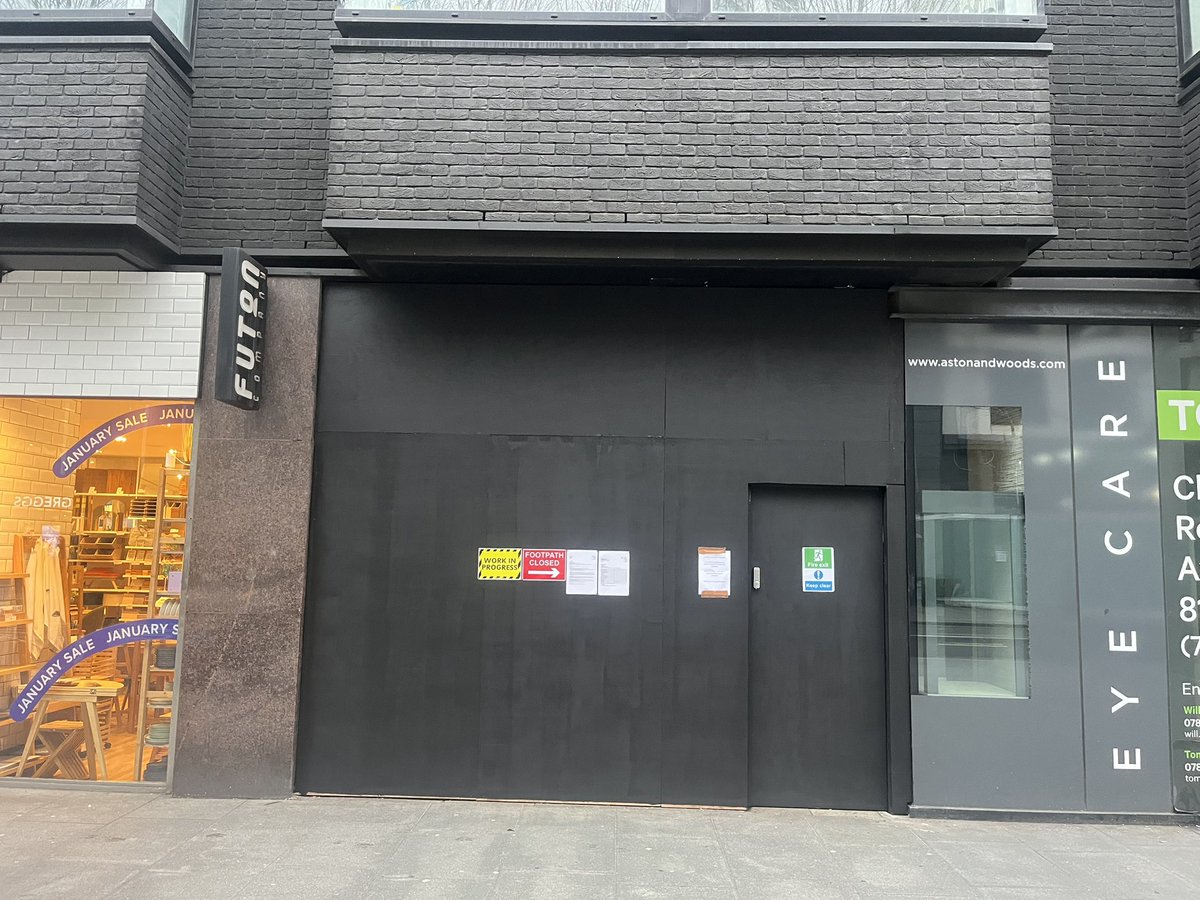 streetskitchen's tweet photo. It happened again..

The shelter of an alleyway taken away from those who need it the most, tents thrown in a puddle of piss under the rain, people left on the street with even less.

@CamdenCouncil @Keir_Starmer UCLH @mylocalbobby when will this stop? https://t.co/sg2xNTZAbT
