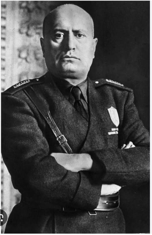 GiorgiaSalvagn1's tweet photo. Ettore Mirelli
(scrittore e avvocato)
In pochi sanno che a Stresa Mussolini firmò un accordo internazionale di mutua assistenza militare tra Italia, Inghilterra e Francia nella ipotesi in cui una di queste nazioni fosse stata attaccata dalla Germania di Hitler.
Questo accordo saltò per volontà di inglesi e francesi quando Mussolini cominciò a conquistare territori in Africa per rendere l'Italia un potenza coloniale al pari di Inghilterra e Francia, cosa questa ritenuta inaccettabile dai nostri alleati perché in conflitto con i loro interessi politici ed economici. Ma perché abbiamo invaso quegli scatoloni di sabbia? Perché era necessario impiegare la nostra manodopera bracciantile che in Italia non avrebbe potuto trovare lavoro. Fu questo l'inizio della fine.
Quando Hitler cominciò ad espandersi in Europa, Mussolini tentò disperatamente di far valere nei confronti degli alleati l'Accordo di Stresa ma Churchill non ne volle più sapere e per non essere invasi dalla Germania non ci rimase altra scelta che allearci con Hitler.
Quando poi Mussolini fu catturato a Dongo i servizi segreti inglesi fecero di tutto per recuperare la corrispondenza privata tra Mussolini e Churchill in cui il Duce chiedeva disperatamente di potersi schierare dalla parte dei "giusti" e Mussolini fu giustiziato senza un processo dai partigiani su ordine dei servizi segreti inglesi proprio per evitare che la verità venisse a galla.
Bertold Brecht scrisse del popolo tedesco "ci siamo seduti dalla parte del torto perché tutti gli altri posti erano occupati", noi italiani invece ci siamo seduti dalla parte del torto perché inglesi e francesi, violando un accordo internazionale, si rifiutarono di allearsi con noi, non per motivi morali perché eravamo fascisti, ma per motivi economici, perché non volevano accettare sullo scacchiere internazionale un ruolo dell'Italia come Nazione autonoma dotata di una propria sovranità politica ed economica.
Questi i fatti, sempre che a qualcuno interessino realmente.
