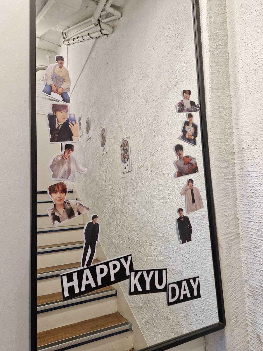 neat_insane's tweet photo. ꕤ 다다닷
덕분에 혜화 첨 와봄.ᐟ.ᐟ 여기도 카페가 내 스타일 ◜◡◝ 전에 취소된 곳 같은데 멀어도 오길 잘했다구 느꼈음ෆ
포토존 보고 이거 유물 아냐...? 생각함 탐나요
아니 그리고 여기 사장님 계신 곳을 제외한 3면 모두에서 다른 영상이 송출 중이야 ㅋㅋㅋ 개쩔더라
#내_마음은_규현을_듣죠 https://t.co/2ECT8LWtBy