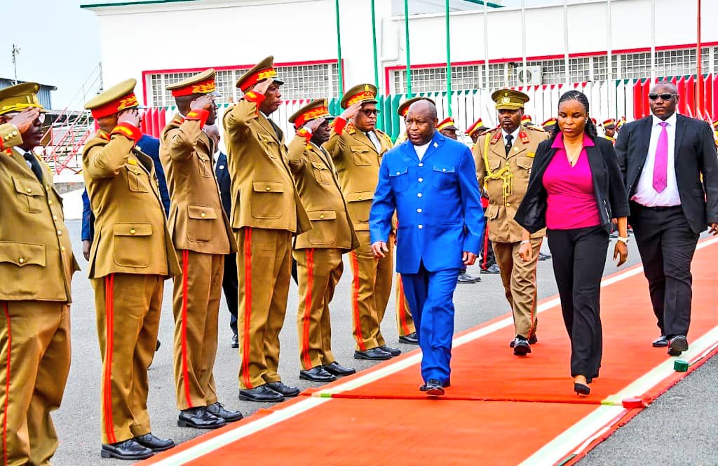 UbumweHebdo's tweet photo. Umukuru w'igihugu @GeneralNeva arikumwe n'Umutambukanyi  wiwe yafashe urugendo yerekeza mu gihugu ca Reta Zunze Ubumwe za Amerika aho yitavye ubutumire bw'amasengesho y'akavunamusase yateguwe ku rwego rw'igihugu.Ayo masengesho  ategekanijwe ku magenekerezo ya 5 na 6 Ruhuhuma 2025 https://t.co/7K3cV0nDBN