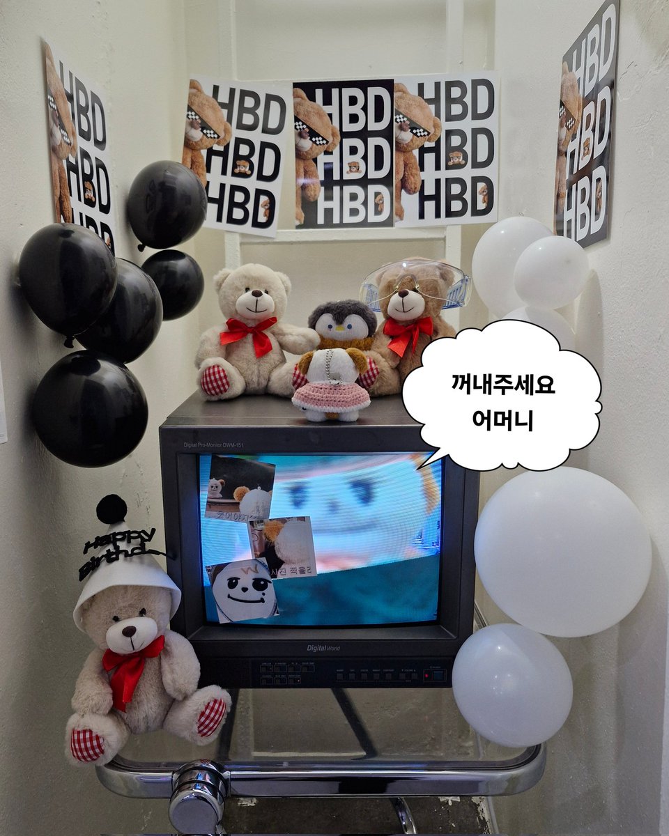 neat_insane's tweet photo. ꕤ 다다닷
덕분에 혜화 첨 와봄.ᐟ.ᐟ 여기도 카페가 내 스타일 ◜◡◝ 전에 취소된 곳 같은데 멀어도 오길 잘했다구 느꼈음ෆ
포토존 보고 이거 유물 아냐...? 생각함 탐나요
아니 그리고 여기 사장님 계신 곳을 제외한 3면 모두에서 다른 영상이 송출 중이야 ㅋㅋㅋ 개쩔더라
#내_마음은_규현을_듣죠 https://t.co/2ECT8LWtBy