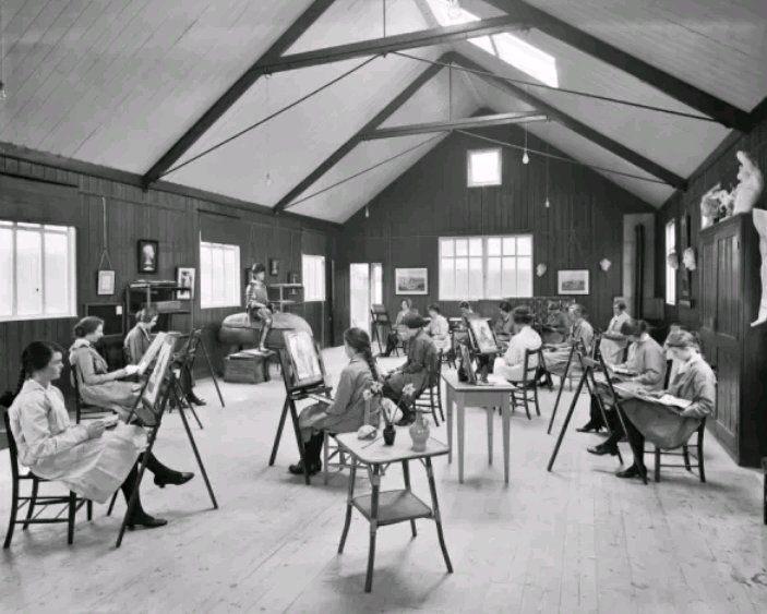 History🇬🇧1920s.

West Heath School For Young Ladies, Richmond Upon Thames.

Now Then Girls, Look Carefully At The Subject.