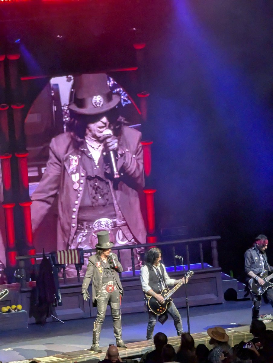 DJTurnerNC's tweet photo. Great show last night.  "And may all your dreams become nightmares.". Alice Cooper https://t.co/TCCnULAiUx